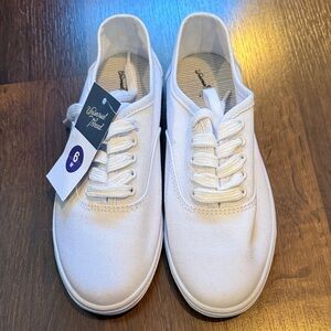 Universal Thread Women’s White Sneakers